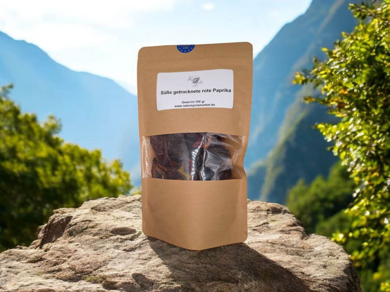 Hela Röda Söta Paprikor - Soltorkade - vibrant red sweet dried peppers displayed beautifully.